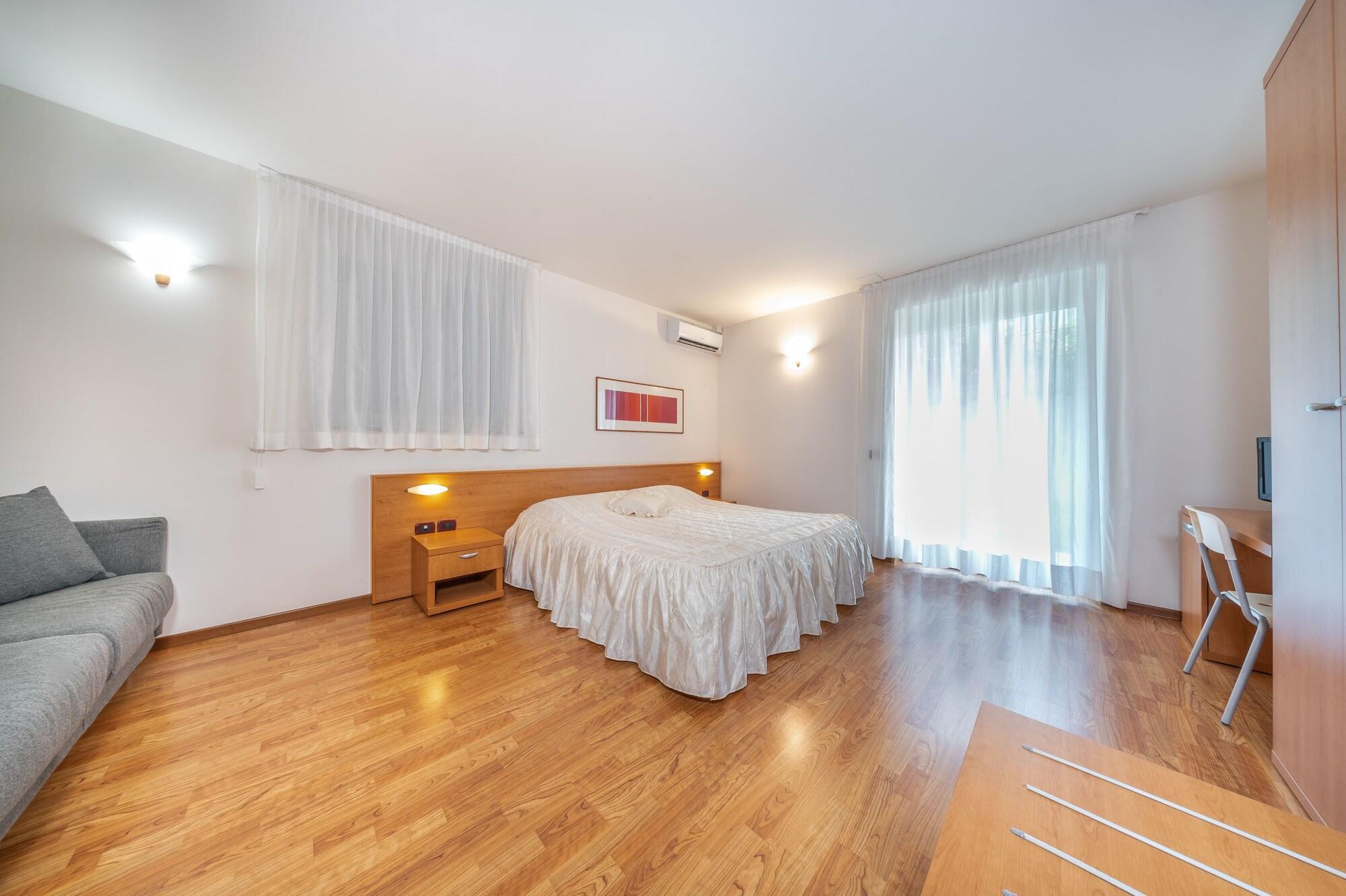 Hotel Karinhall เตรนโต ภายนอก รูปภาพ
